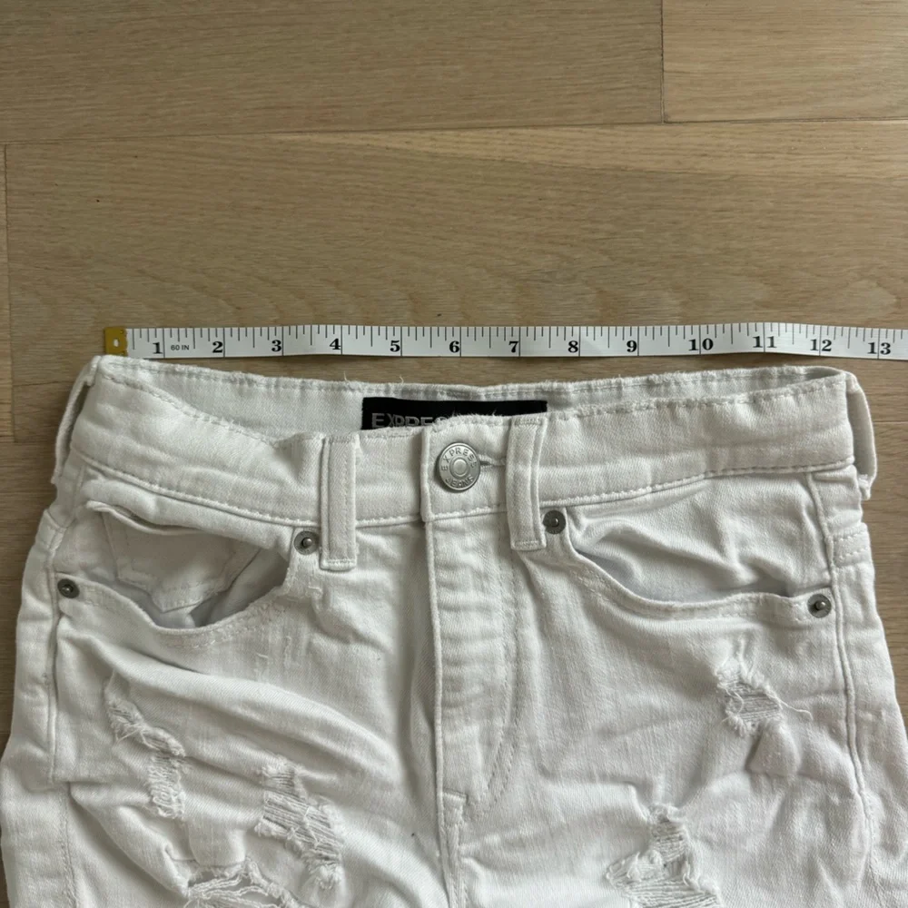 Express 00 white ripped stretchy denim shorts - Picture 5 of 7